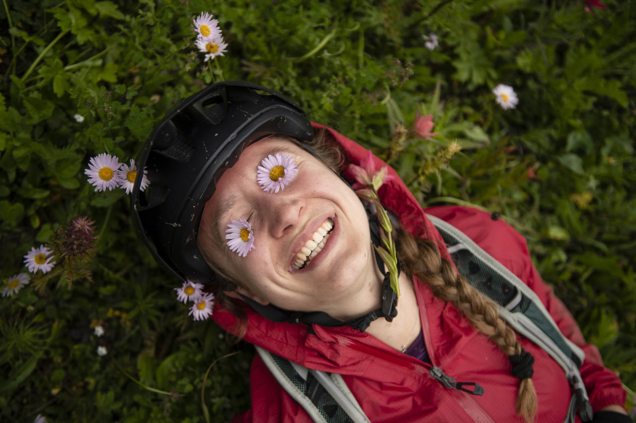 Laimīga sieviete ar puķēm uz acīm